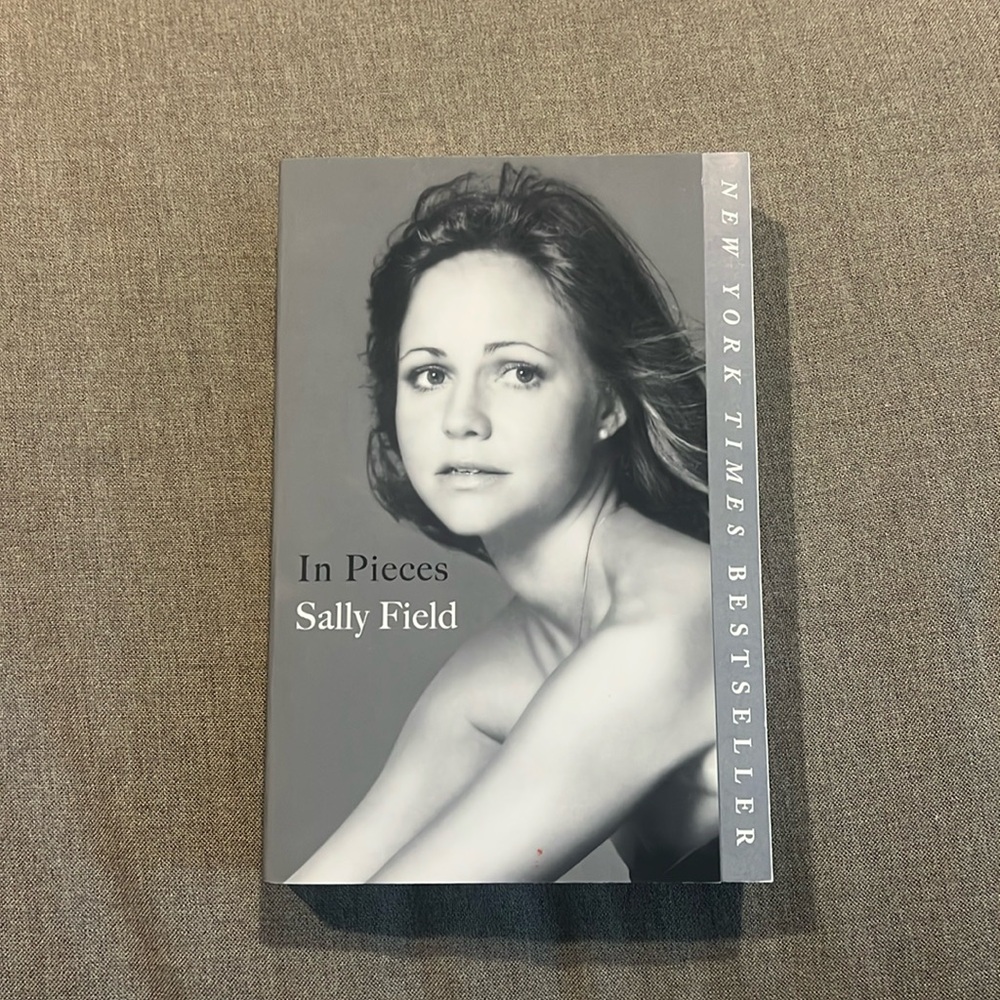 📚In Pieces by Sally Field